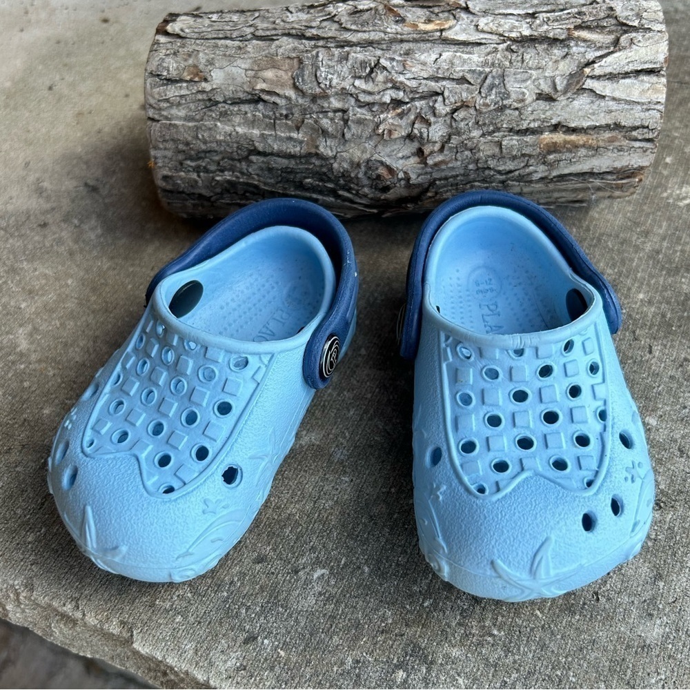 The Children’s Place unisex slip in lightweight baby shoes Sz-6-12 months.  G